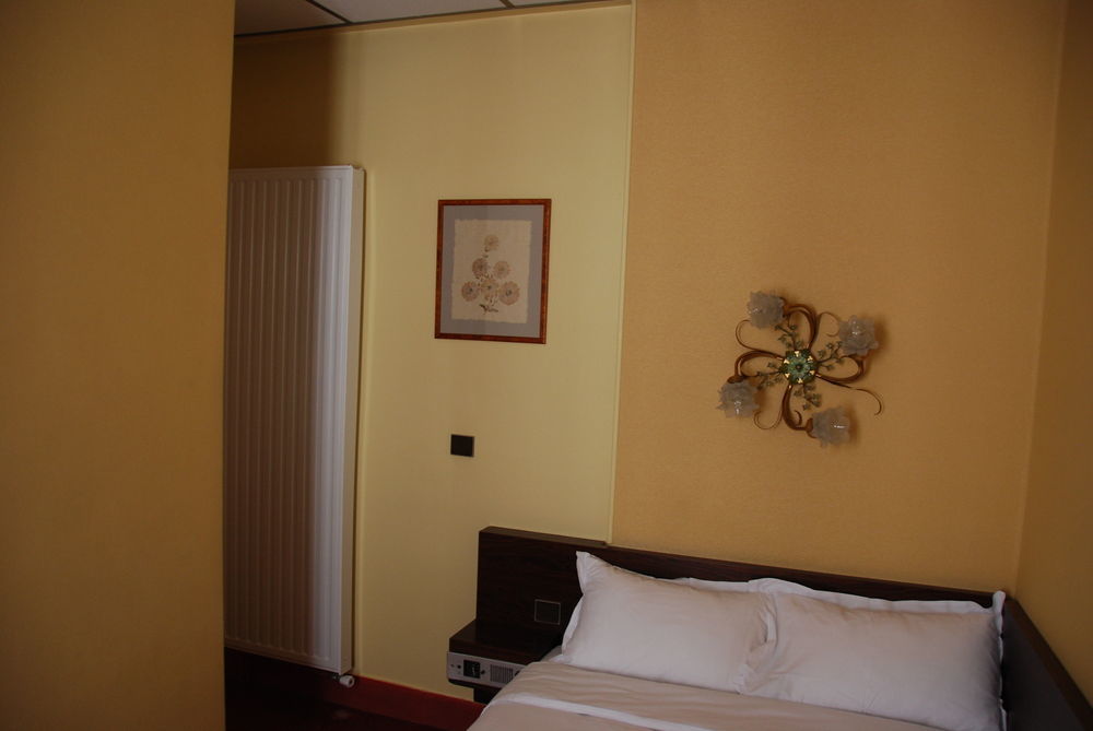 Courcelles Mederic Hotel Paris Ngoại thất bức ảnh